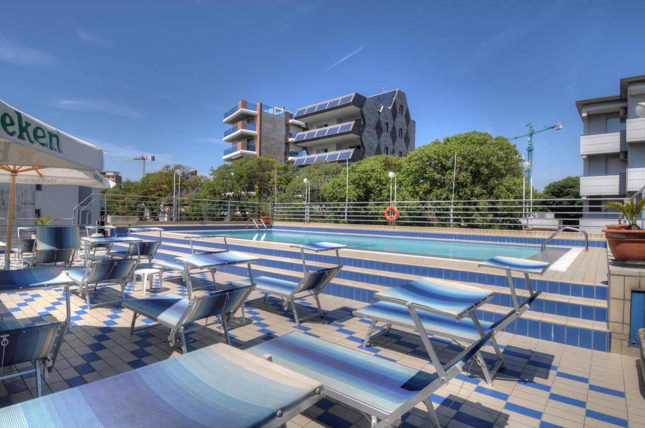 Hotel Blue Marine Lignano Sabbiadoro Exteriör bild
